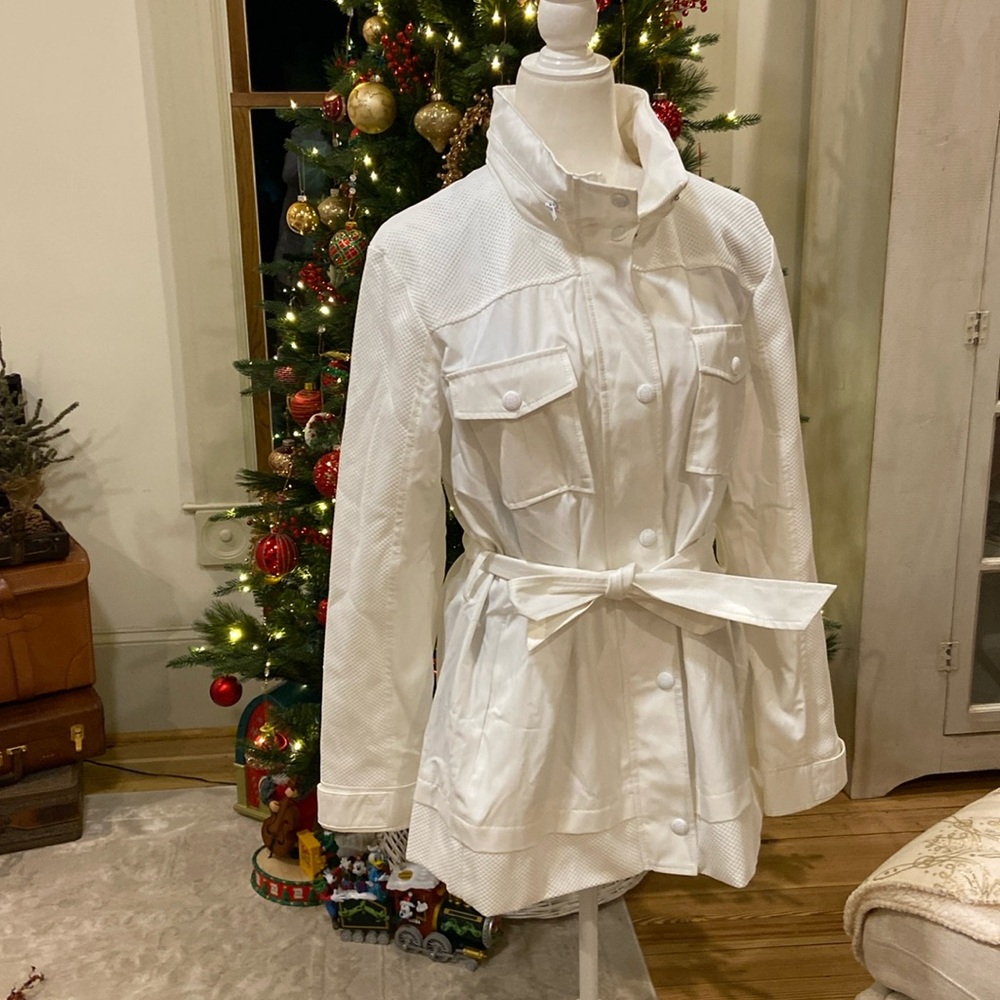 Rachel Roy women's Belted Jacket
Hood White XL excellent 
Condition!!!